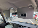 運転席にはミラー付きサンバイザーを装備☆