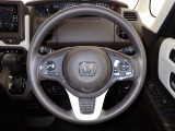 ハンドル左側にはオーディオ操作が出来るオーディオリモートコントロールスイッチ、右側にはHonda SENSINGとオートクルーズコントロールのスイッチを装備!