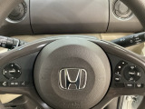 ハンドルにHondaセンシング系のクルーズコントロールやレーンキープアシストなどのスイッチと、オーディオの操作スイッチが装備されています。ハンドルから手を離さず安全に操作できます。