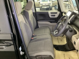 【ベンチシート】運転席と助手席の移動もスムーズ!狭い駐車場での乗り降りや、お子様の乗り降りにも便利です。座席の間にコンソールボックスやドリンクホルダーがないため、車内空間が広く感じます。