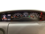 スピードメーターとタコメーターを大きく配した見やすいメーター部になっています。左側のインフォメーション画面でオドメーターや燃費などの情報を確認できます。