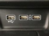 【USBポート】USBポートも装備されています、スマートフォンの充電やオーディオに連携も可能です、今や欠かせない装備の一つです!