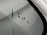 ブラインドスポットモニター(BSM)を装備しています。隣を走る車両が死角に入るとミラー内LEDインジケーターが点灯。さらに、ウィンカーを出すとインジケーターが光って点滅して注意を促してくれます。