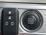 【キーレススタートシステム】カバンやポケットに入れたままでもドアの施錠・解錠が可能なスマートキーを装備。エンジンのオン・オフ時もカギを取り出す必要が無いからとっても便利です♪