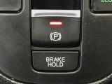 指先の操作でパーキングブレーキの「作動と解除」が行うことができる装備。ブレーキペダルから足を離しても停止し続けてくれるオートブレーキホールド機能。信号待ちなどの際には便利。ECO運転で低燃費走行♪