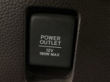 アクセサリーソケットはUSBのアダプターなどをつければ、スマホの充電にも使えます。周辺には物が置けるボックスがついています。