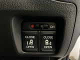 両側電動パワースライドドアになっており、運転席のスイッチやスマートキーのボタンからでも開閉が可能です!狭い駐車場でのお子様の乗り降りに便利です!