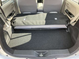 後席を全て倒して、荷物専用のスペースにした状態です。これなら長いものも積めますし、ご旅行や趣味に活用できますね。