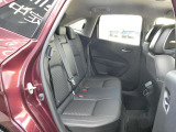 リヤシートは足元空間も広くリラックスしてドライブが楽しめ、ゆったりとおくつろぎ頂けます。