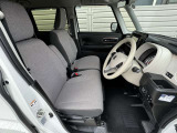 運転しやすいスッキリとした前方視界を確保★ピラーの配置等も工夫して、右左折時の視認性も高めています★シートもグレーでオシャレ♪