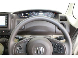 ハンドル左側にはオーディオ操作が出来るオーディオリモートコントロールスイッチ、右側にはHondaSENSINGとオートクルーズスイッチを装備!長距離運転や高速道路の運転では大活躍です!