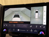 パノラミックビューモニターを装備。駐車場や交差点でクルマを真上から見るように周囲を確認できます。機能の詳細は販売店スタッフまでおたずねください。