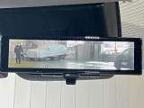 【インテリジェント ルームミラー】車両後方のカメラ映像をミラー面に映し出すので、車内の状況や、天候などに影響されずいつでもクリアな後方視界が得られます!