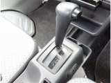 こちらのシフトは、車両にマッチしたデザインになっています!握りやすく、操作し易い配置になっていますので、いつも触れるシフトだからこそ、大切ですね!