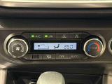 作動状態が一目でわかる液晶ディスプレイ付きAUTOエアコンを装備しています♪室内の温度を設定するとセンサーが室温を感知して、温度、風量を自動的にコントロ-ルして快適な空間を作ってくれます!