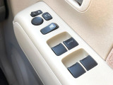 【電動格納ミラー】サイドミラーは電動格納式となっており、狭い駐車場でもキズがつくリスクを抑えられます。