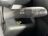 【オートマチックハイビーム】先行車や対向車のライトを認識し、ハイビームとロービームを自動で切り替えます。