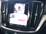 車両のアップデートにより、バックモニターには360&deg;ビュー表示と同時表示されるようになりました 現在ステアリングを切っている方向を示すステアリングガイドも表示されます