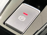 【電動パーキングブレーキ】パーキングブレーキは便利な電動式!ボタン一つで操作でき、アクセルを踏めば自動で解除されます♪レバーやペダルが無いので運転席廻りもすっきりしますね♪