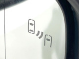 【ブラインドスポットモニター】走行中、ドアミラーの死角になりやすい箇所に後続車が接近するとサイドミラーのレンズに警告を表示!ドライバーに注意喚起をしてくれます。