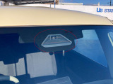 デュアルセンサーブレーキサポートII フロントガラス上部にあるセンサー部です。単眼カメラとレーダーで車両前方の状況を検知し各種制御を行います。衝突被害軽減ブレーキ・誤発進抑制機能 等