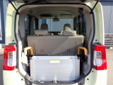 荷室には車いすの格納に使用できる電動リフトを搭載。車いすの積み下ろしも楽に行えます♪