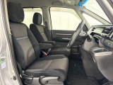 乗降がしやすい運転席。高さが調節できて小柄な方でも運転しやすいポジションをとることができます。
