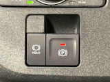 指先だけで簡単に操作が可能な電動パーキングブレーキを採用。「HOLD」スイッチを押すと、渋滞や信号待ちなどでブレーキペダルから足を離しても、ブレーキを保持するので安心です
