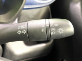 【オートライト】周りの明るさに応じて自動でヘッドライトの点灯・消灯ができる機能です!ライトの付け忘れ・消し忘れなどが無くなり、雨の日や夕方の走行も安心!トンネル通過時も便利ですね♪