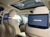 【後席モニター】家族や友人とお出かけする機会が多い方に大人気の後席モニターを装備!見やすい位置に画面がありテレビやDVDの視聴も快適!友達もお子様も、後席にしか乗らなくなるかも??