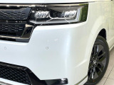 【LEDヘッドライト】悪天候や夜間走行時も良好な視界を確保し安心して運転できる高輝度LEDヘッドライトを装備!点灯速度が早く、消費電力も抑えられています。
