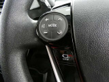 【ステアリングスイッチ】ステアリングのスイッチでオーディオ選局や音量調整操作ができます。