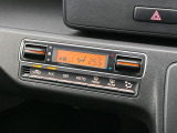 【オートエアコン】一度お好みの温度に設定すれば、車内の温度を検知し風量や温度を自動で調整。暑い&hellip;寒い&hellip;と何度もスイッチ操作をする必要はありません。快適な車内空間には必須の機能ですね♪