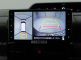 【パノラマモニター】上からの映像を表示。前後左右のカメラで合成し、運転席からの目視だけでは確認しにくい状況をリアルタイムで見晴らせます
