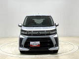 メッキ際立つフロントグリル、LED採用のヘッドランプとイルミネーションランプが視線を集めるムーヴカスタムが入荷致しました。
