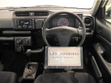 シンプルで使いやすいインパネ周り! (※フロアマットありません)