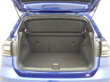 充分な容量を確保したトランクルームは、後席を倒せばさらに大きな荷物も収納可能です。