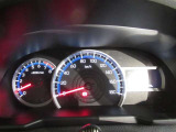 とっても見やすいメーターです。夜間時はラグジュアリーな気分にさせてくれる照明が魅力ですので、夜のドライブも楽しみになりますよ♪