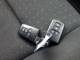 スマートキー2本付き!キーをポケットやカバンに入れておくだけでドアの施錠・開錠やエンジンスタートの操作が簡単です!
