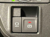指先だけで簡単に操作が可能な電動パーキングブレーキを採用。「HOLD」スイッチを押すと、渋滞や信号待ちなどでブレーキペダルから足を離しても、ブレーキを保持するので安心です