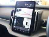 これまでのボルボではバックカメラと360&deg;カメラの切り替え式でしたが、EX30ではディスプレイの広さを活かして同時表示されます