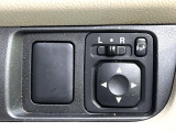 【電動格納ミラー】サイドミラーは電動格納式となっており、狭い駐車場でもキズがつくリスクを抑えられます。