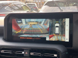 パノラミックビューモニターで、後方と全体を確認しながら安心して駐車することができます。