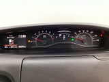 スピードメーターとタコメーターを大きく配した見やすいメーター部になっています。左側のインフォメーション画面でオドメーターや燃費などの情報を確認できます。