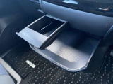 インストセンターロアBOX・グローブBOX・カップホルダー付きインストセンタースライドトレイ等、車内に持ち込んだ小物やドリンクが片付く収納も充実です。