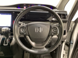 ハンドルにHondaセンシング系のクルーズコントロールやレーンキープアシストなどのスイッチと、オーディオの操作スイッチが装備されています。ハンドルから手を離さず安全に操作できます。