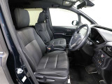 ゆったり室内で運転もしやすいです♪使い勝手の良い配置も考えられています!!