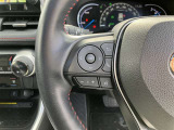 落ち着いた色使いの運転席周り!飽きの来ないすっきりとしたデザインがいいですね!