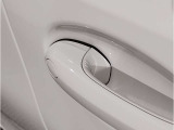 【コンフォートアクセス】ドアノブの内側に手を入れるとドアロック解除。ドアノブの表面にある凹凸部分に触れるとドアロック施錠が可能となります。施錠の際に長押しでドアミラー格納やウインドウを閉める事も可能☆