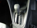 シフトレバーはフロアに配置されています。